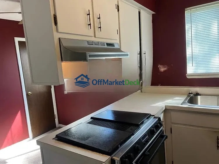 Off-market house in Indianapolis, Indiana — 3 beds, 2 baths, $73,000 — photo 4 of 8