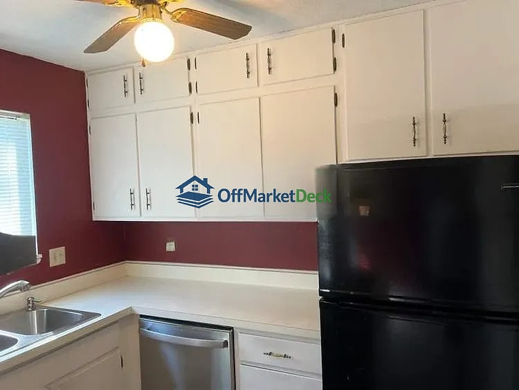 Off-market house in Indianapolis, Indiana — 3 beds, 2 baths, $73,000 — photo 5 of 8