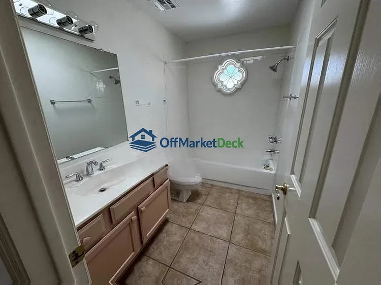 Off-market house in Scottsdale, Arizona — 2 beds, 2 baths, $425,000 — photo 7 of 8