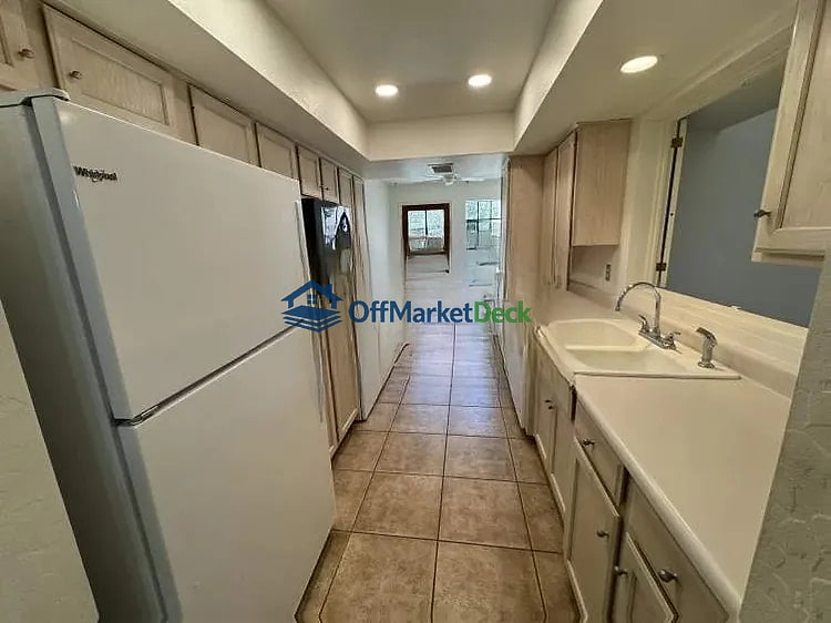Off-market house in Scottsdale, Arizona — 2 beds, 2 baths, $425,000 — photo 4 of 8