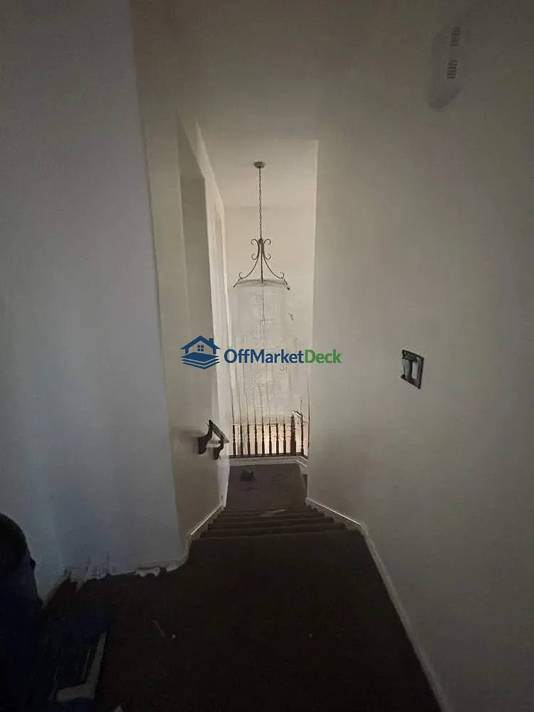 Off-market house in Phoenix, Arizona — 5 beds, 3 baths, $339,990 — photo 4 of 8