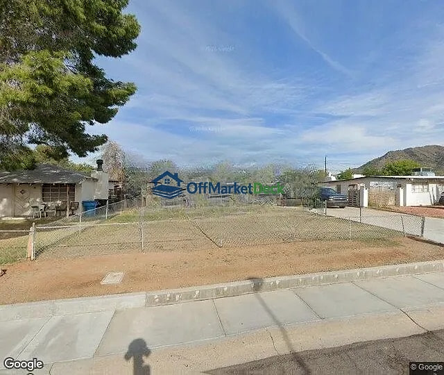 Off-market house in Phoenix, Arizona — 4 beds, 1 bath, $215,000 — photo 2 of 3