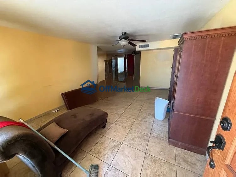 Off-market house in Phoenix, Arizona — 2 beds, 2 baths, $250,000 — photo 3 of 8