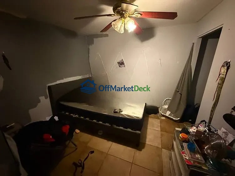 Off-market house in Phoenix, Arizona — 2 beds, 2 baths, $250,000 — photo 8 of 8