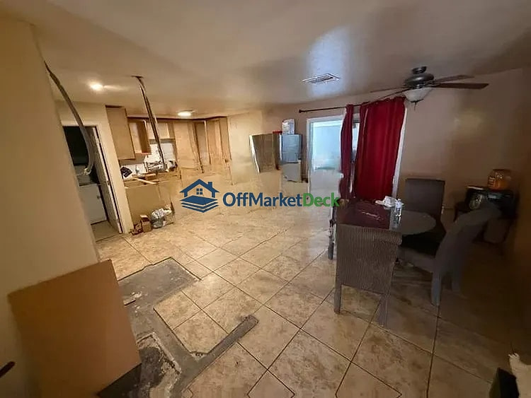 Off-market house in Phoenix, Arizona — 2 beds, 2 baths, $250,000 — photo 4 of 8