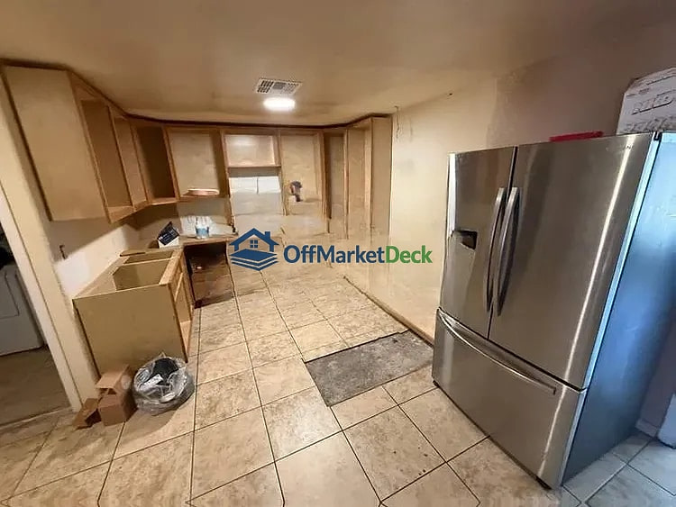 Off-market house in Phoenix, Arizona — 2 beds, 2 baths, $250,000 — photo 5 of 8