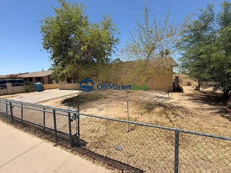 Off-market house in Phoenix, Arizona — 2 beds, 2 baths, $250,000 — photo 2 of 8