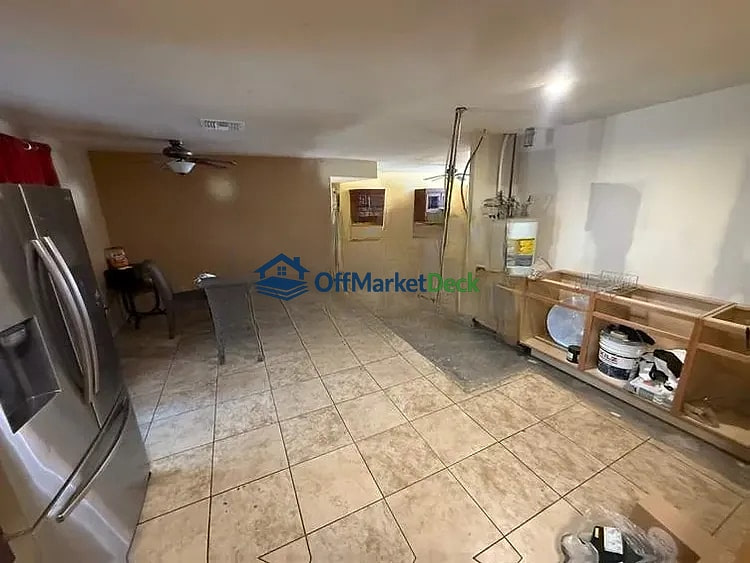 Off-market house in Phoenix, Arizona — 2 beds, 2 baths, $250,000 — photo 6 of 8