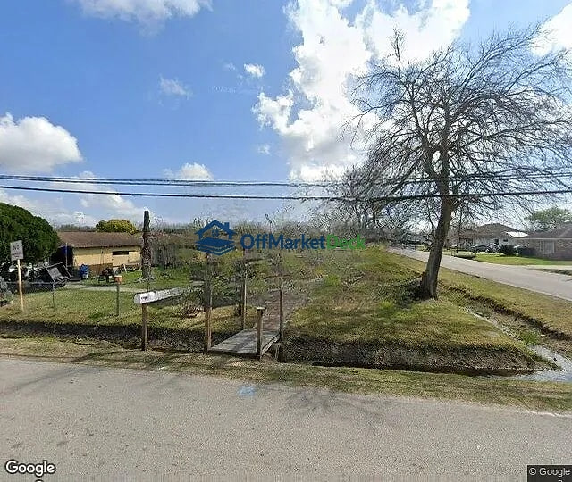 Off-market house in Baytown, Texas — 2 beds, 1 bath, $69,900 — photo 2 of 3