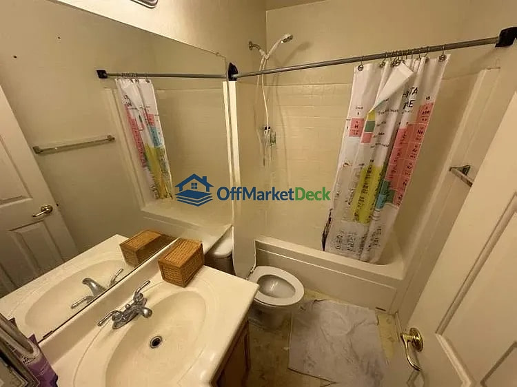 Off-market house in Peoria, Arizona — 3 beds, 2 baths, $269,990 — photo 6 of 8