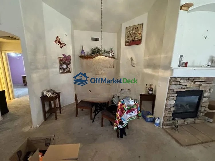 Off-market house in Peoria, Arizona — 3 beds, 2 baths, $269,990 — photo 3 of 8