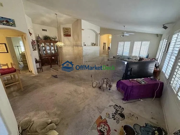 Off-market house in Peoria, Arizona — 3 beds, 2 baths, $269,990 — photo 2 of 8