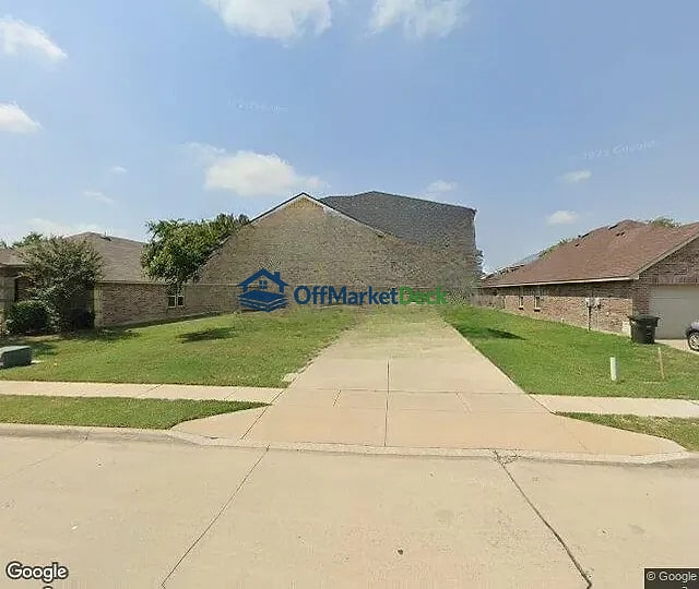 Off-market house in Fort Worth, Texas — 5 beds, 2 baths, $269,500 - Blurred background Image