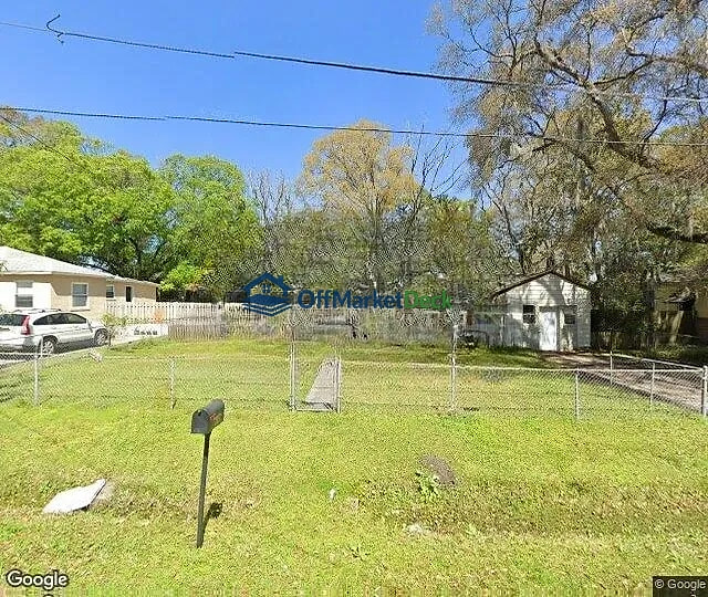Off-market house in Jacksonville, Florida — 3 beds, 1 bath, $85,000 - Blurred background Image