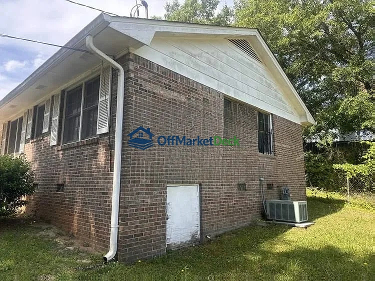 Off-market house in Jonesboro, Georgia — 3 beds, 2 baths, $148,000 — photo 4 of 8