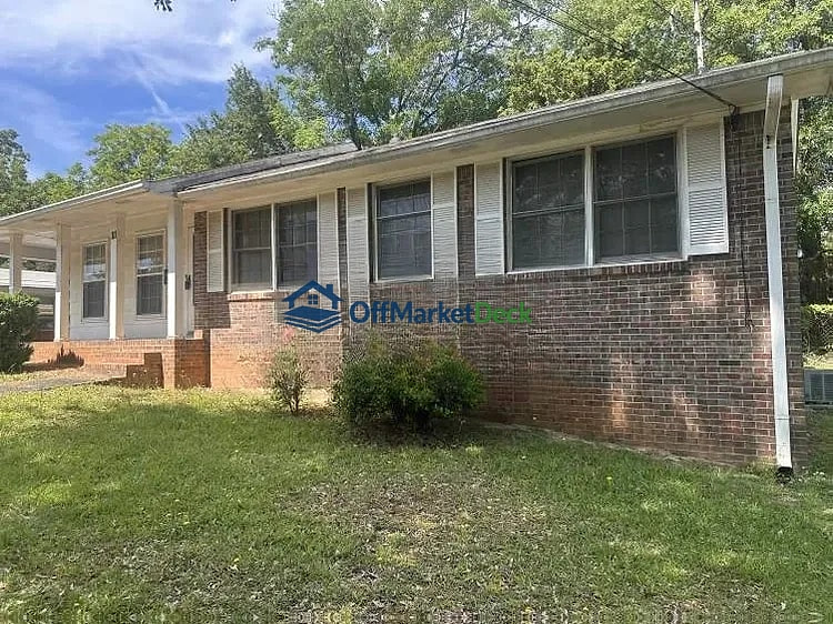 Off-market house in Jonesboro, Georgia — 3 beds, 2 baths, $148,000 — photo 3 of 8