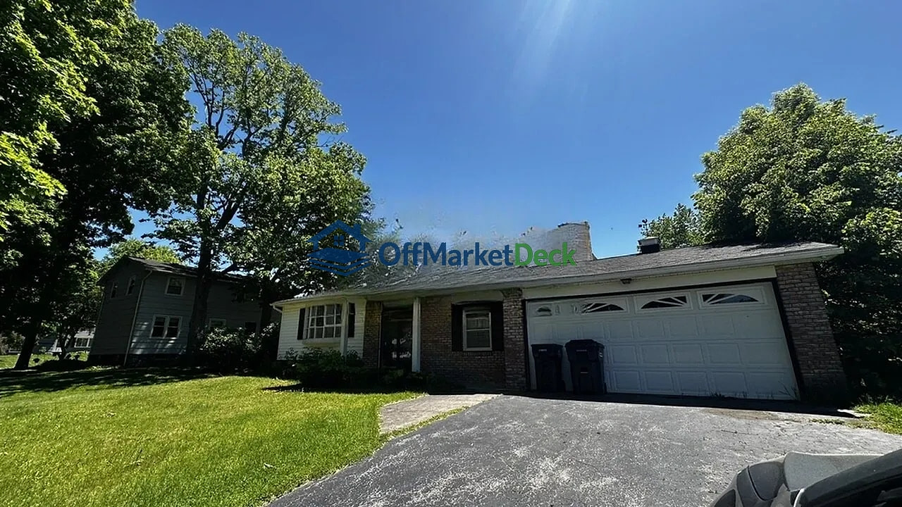 Off-market house in Rochester, New York — 3 beds, 1.5 baths, $119,900 — photo 2 of 8