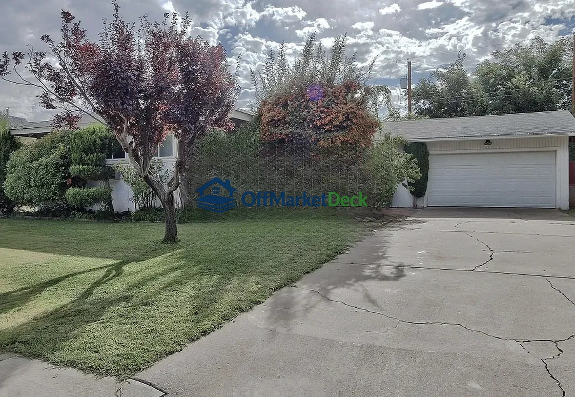 Off-market house in Albuquerque, New Mexico — 4 beds, 2 baths, $250,000 — photo 2 of 3