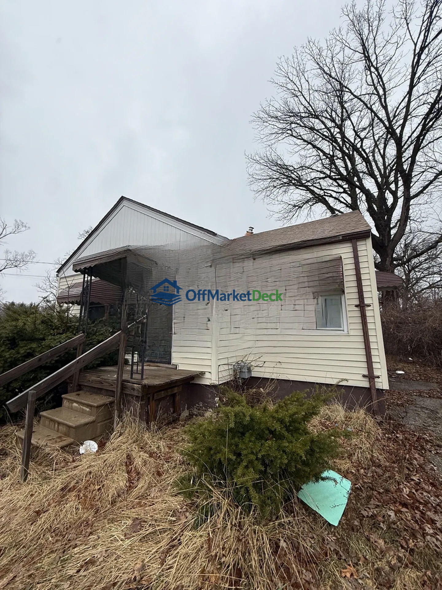 Off-market house in Flint, Michigan — 2 beds, 1 bath, $28,000 - Blurred background Image