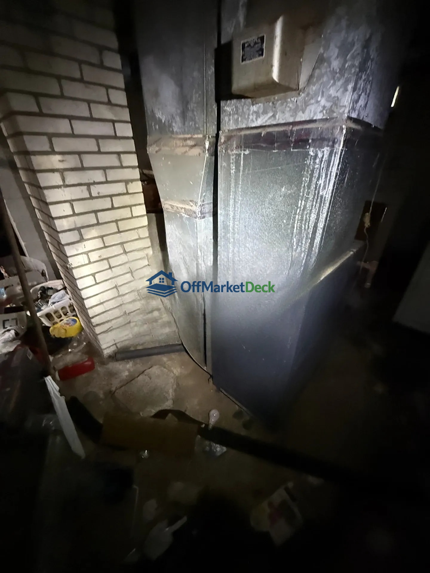 Off-market house in Flint, Michigan — 2 beds, 1 bath, $28,000 — photo 2 of 8