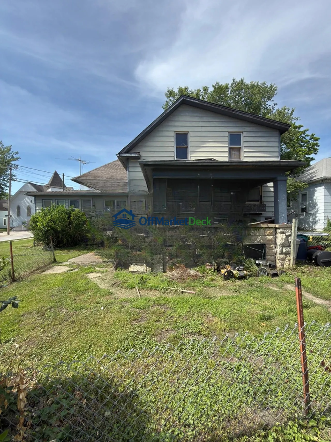 Off-market house in Excelsior Springs, Missouri — 3 beds, 2 baths, $91,690 - Blurred background Image