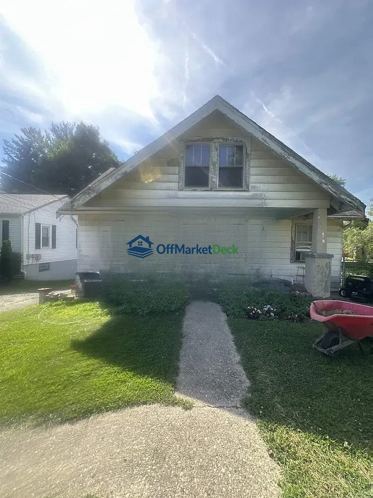 Off-market house in Cincinnati, Ohio — 4 beds, 1 bath, $112,800 - Blurred background Image