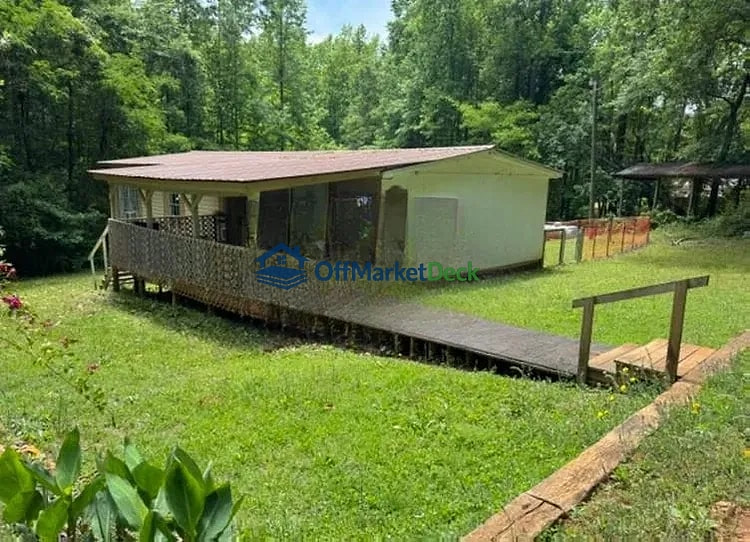 Off-market house in Temple, Georgia — 3 beds, 2 baths, $138,000 — photo 2 of 8