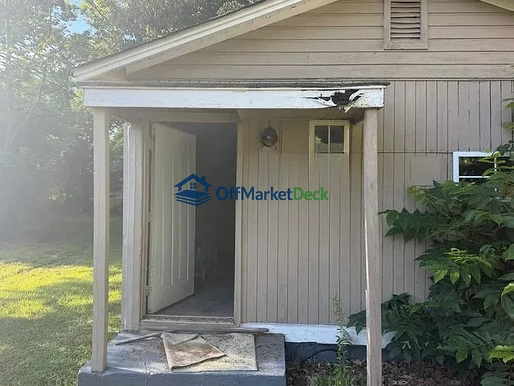 Off-market house in Gadsden, Alabama — 2 beds, 1 bath, $15,300 — photo 2 of 8