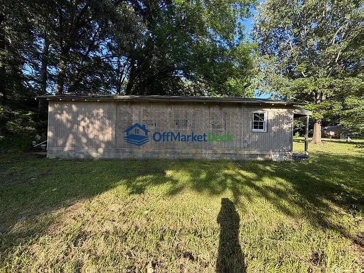 Off-market house in Gadsden, Alabama — 2 beds, 1 bath, $15,300 — photo 3 of 8