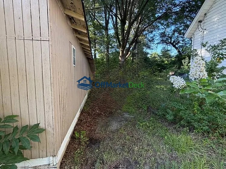 Off-market house in Gadsden, Alabama — 2 beds, 1 bath, $15,300 — photo 4 of 8