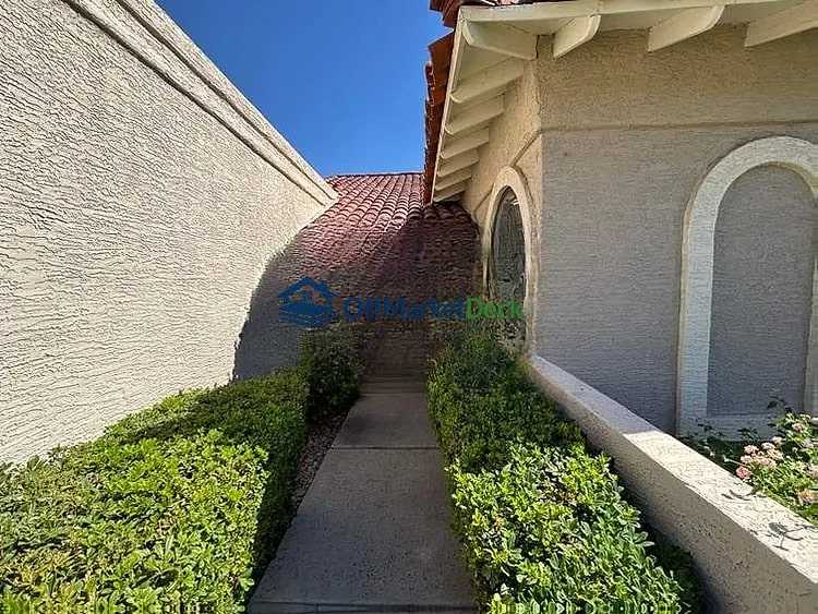 Off-market house in Scottsdale, Arizona — 3 beds, 2 baths, $950,000 — photo 3 of 8