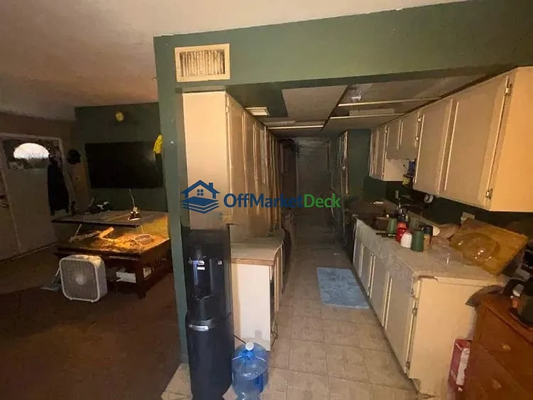 Off-market house in Glendale, Arizona — 2 beds, 1.5 baths, $165,500 — photo 6 of 8
