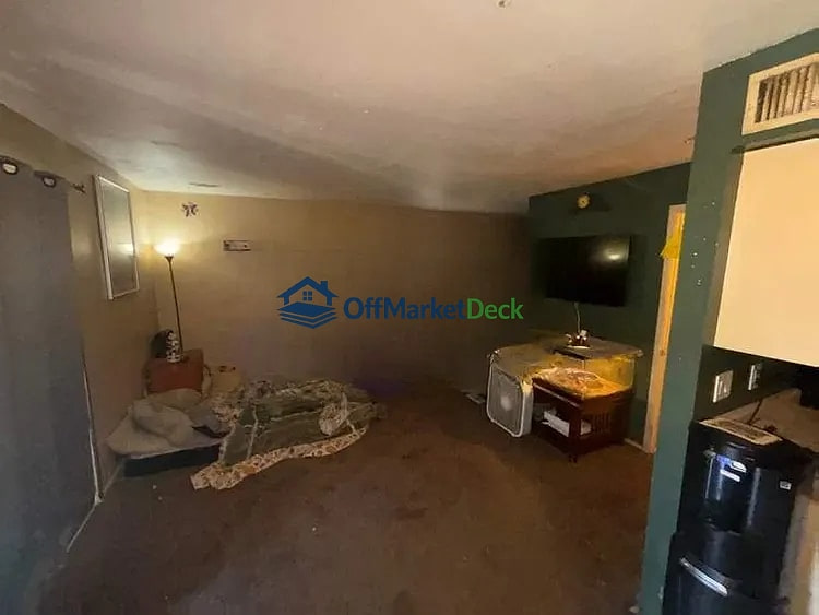 Off-market house in Glendale, Arizona — 2 beds, 1.5 baths, $165,500 — photo 5 of 8