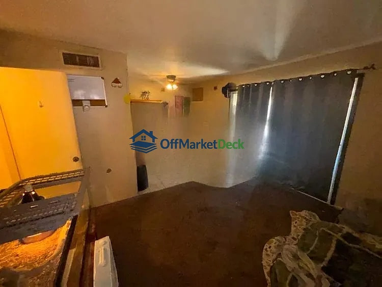 Off-market house in Glendale, Arizona — 2 beds, 1.5 baths, $165,500 — photo 4 of 8