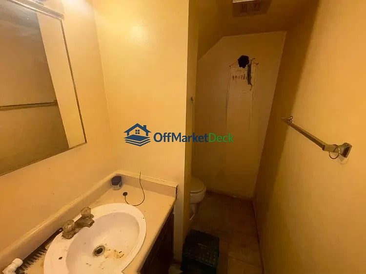 Off-market house in Glendale, Arizona — 2 beds, 1.5 baths, $165,500 — photo 7 of 8