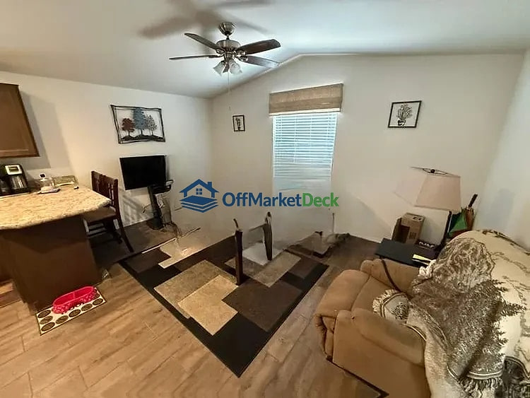 Off-market house in Prescott Valley, Arizona — 1 bed, 1 bath, $155,000 — photo 3 of 8