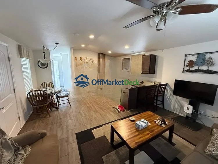Off-market house in Prescott Valley, Arizona — 1 bed, 1 bath, $155,000 — photo 4 of 8