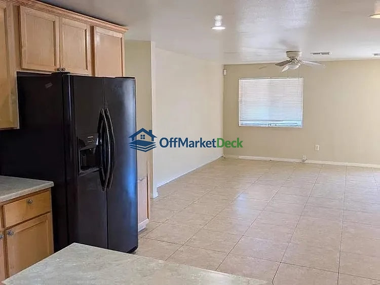 Off-market house in Phoenix, Arizona — 3 beds, 2 baths, $315,000 — photo 6 of 8