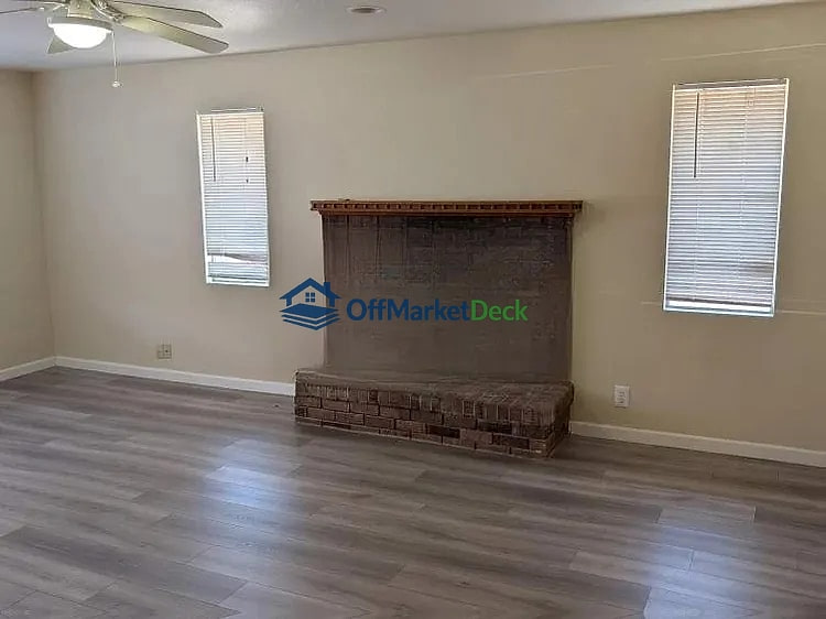 Off-market house in Phoenix, Arizona — 3 beds, 2 baths, $315,000 — photo 4 of 8