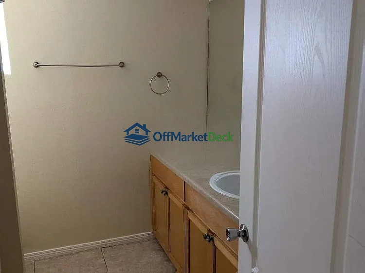 Off-market house in Phoenix, Arizona — 3 beds, 2 baths, $315,000 — photo 5 of 8