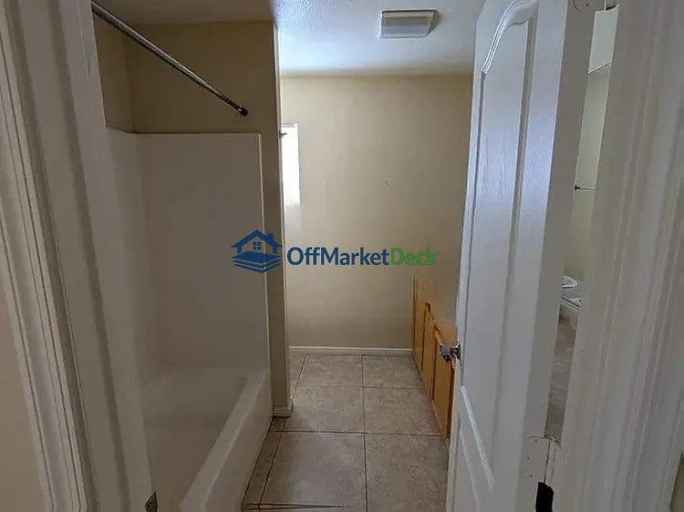Off-market house in Phoenix, Arizona — 3 beds, 2 baths, $315,000 — photo 7 of 8