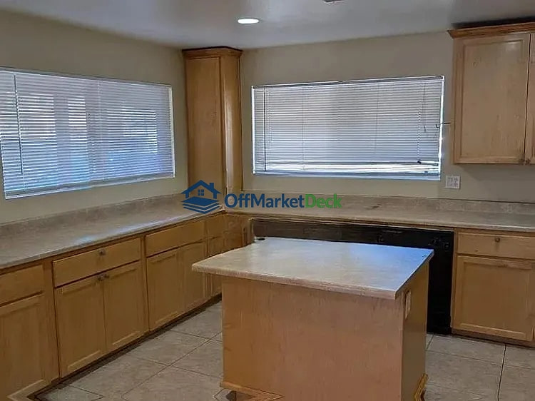 Off-market house in Phoenix, Arizona — 3 beds, 2 baths, $315,000 — photo 8 of 8