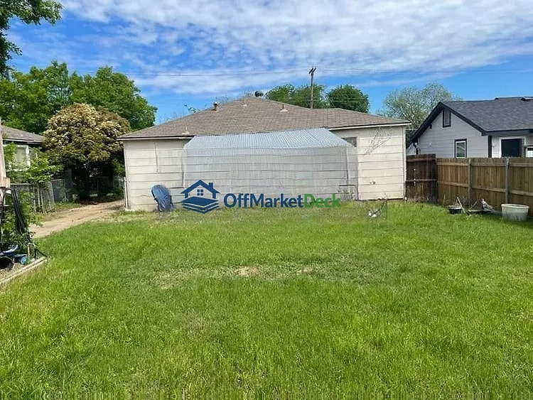 Off-market house in Dallas, Texas — 2 beds, 1 bath, $135,000 — photo 7 of 8