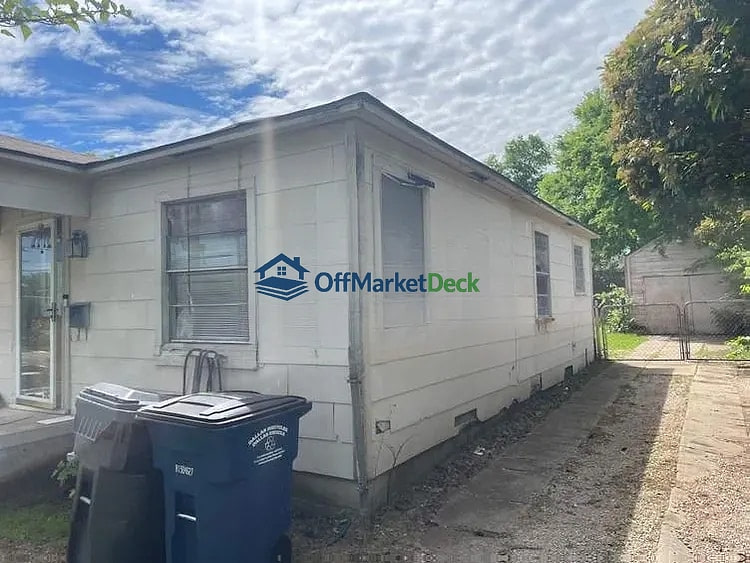 Off-market house in Dallas, Texas — 2 beds, 1 bath, $135,000 — photo 3 of 8