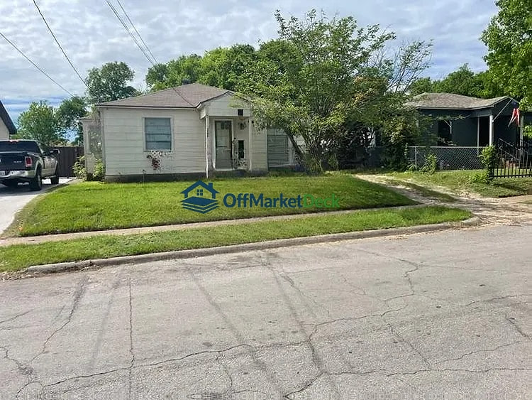 Off-market house in Dallas, Texas — 2 beds, 1 bath, $135,000