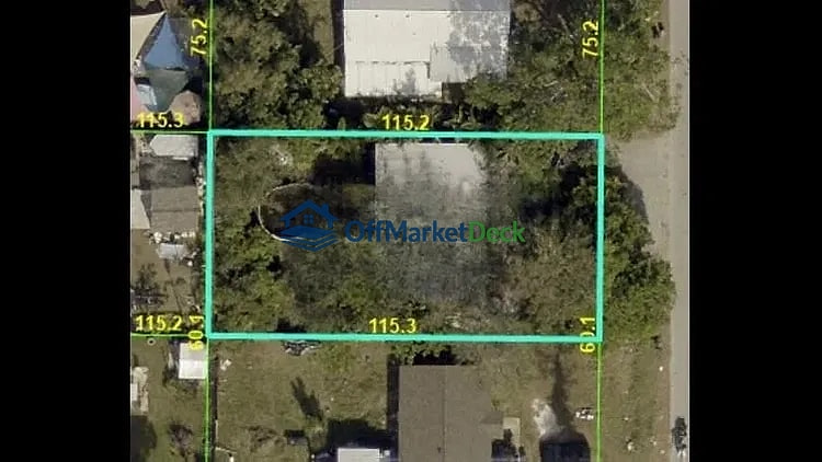 Off-market house in Bradenton, Florida — 2 beds, 1 bath, $159,900 - Blurred background Image