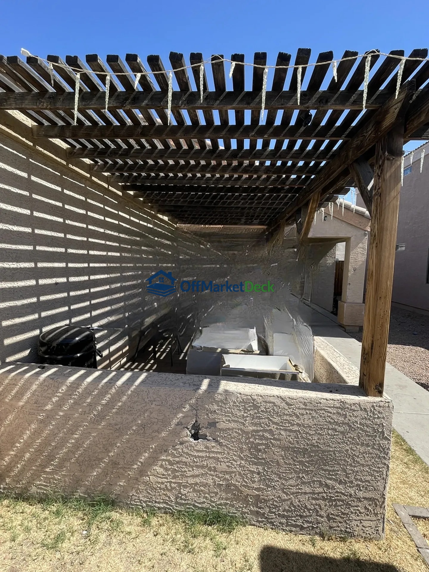Off-market house in El Mirage, Arizona — 3 beds, 2 baths, $249,990 — photo 2 of 8