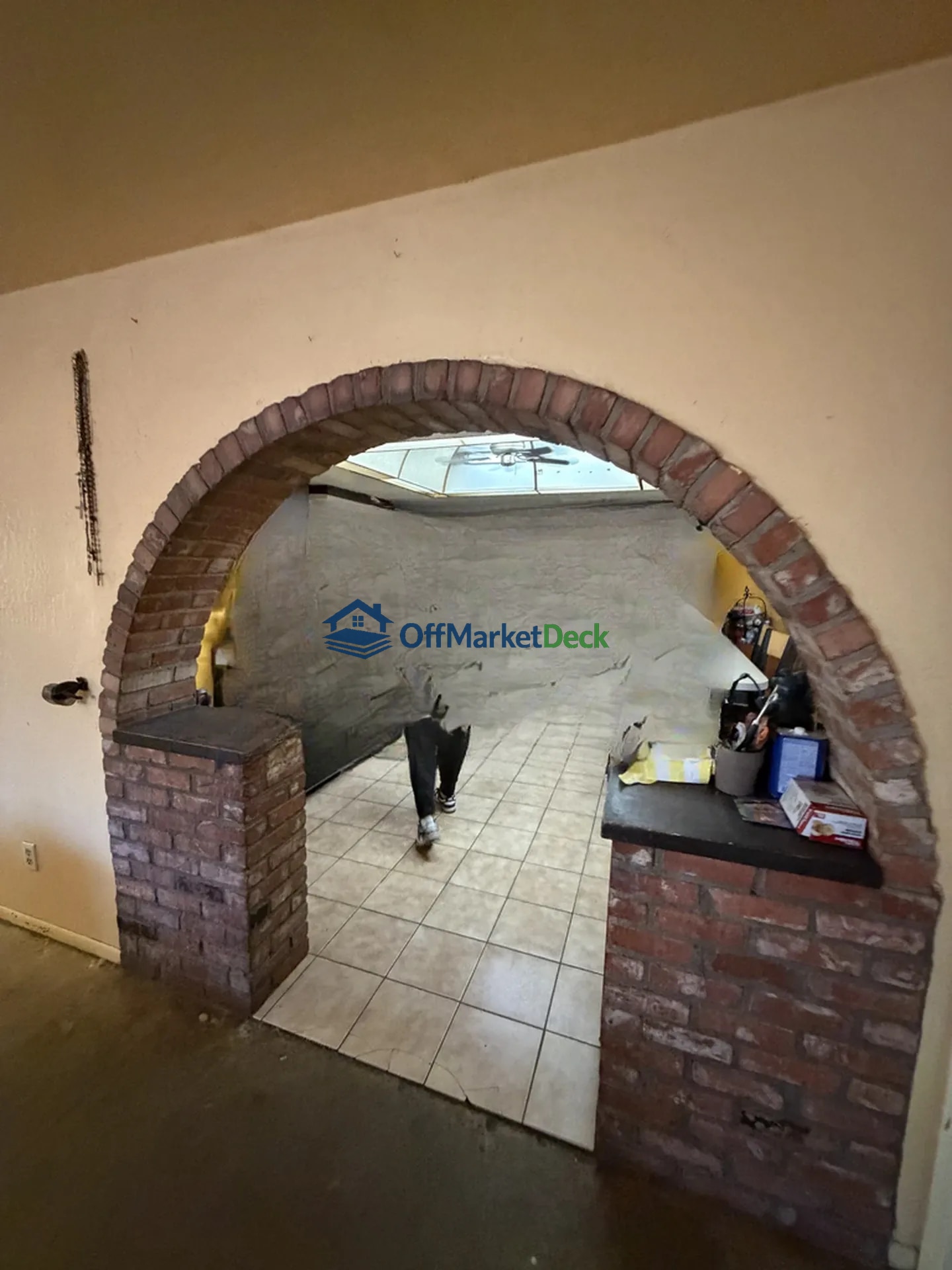 Off-market house in Phoenix, Arizona — 4 beds, 2 baths, $284,990 — photo 5 of 8