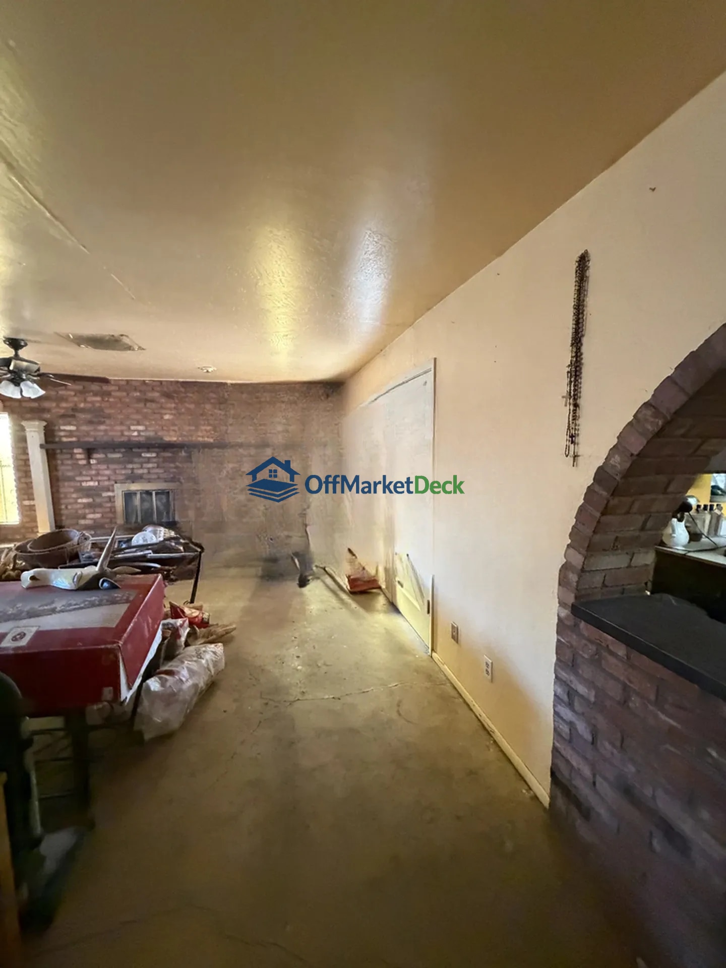 Off-market house in Phoenix, Arizona — 4 beds, 2 baths, $284,990 — photo 4 of 8