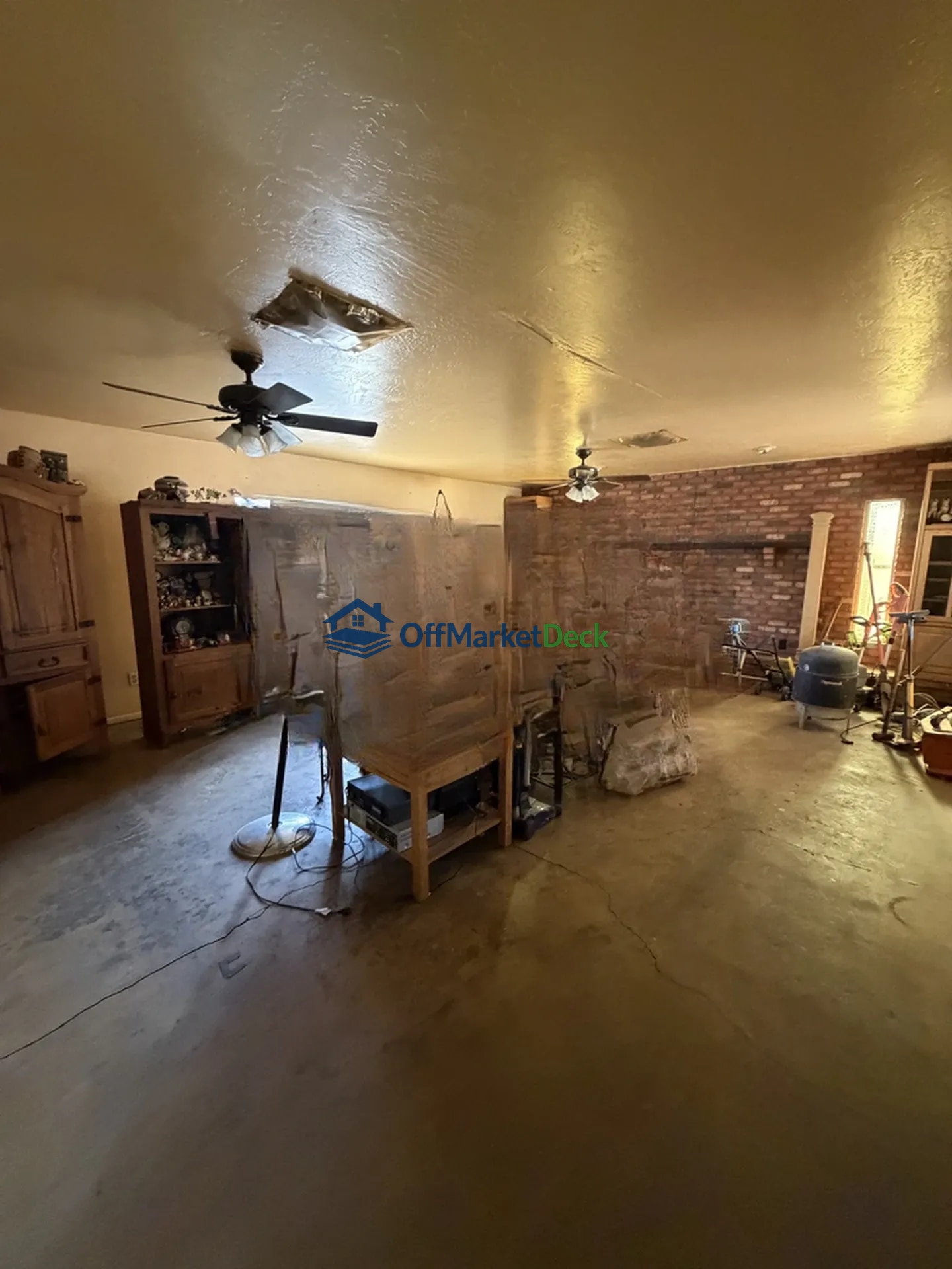 Off-market house in Phoenix, Arizona — 4 beds, 2 baths, $284,990 — photo 2 of 8